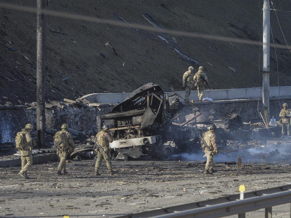 Soldados ucranianos inspeccionan una zona de combate en las inmediaciones de Kiev UKRAINE RUSSIA CONFLICT