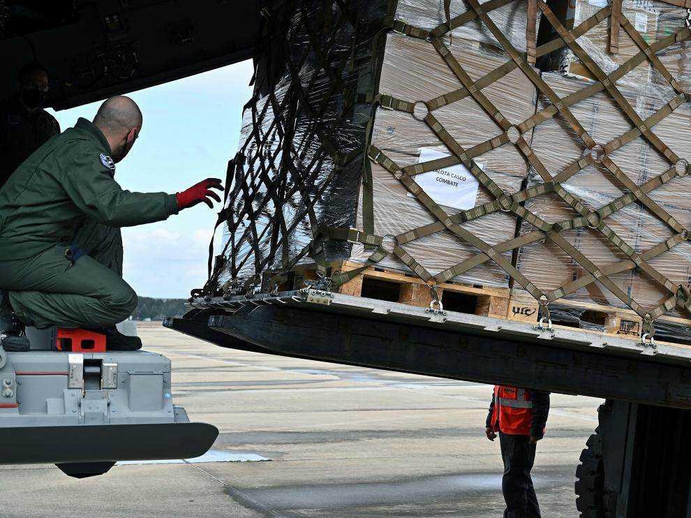 Carga de material de defensa en un avión A400M en la base aérea de Torrejón.