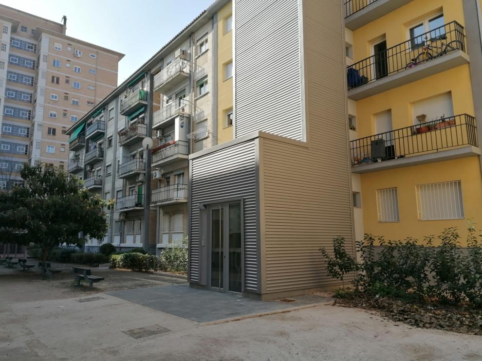 En Valle de Pineta, 19 se ha instalado un ascensor que facilita la accesibilidad de los vecinos al edificio