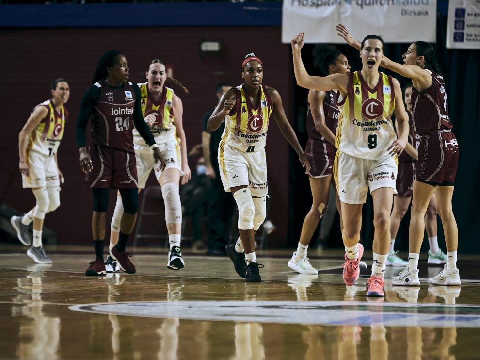 Las jugadoras del Casademont celebran una canasta en el partido ante el Gernika.