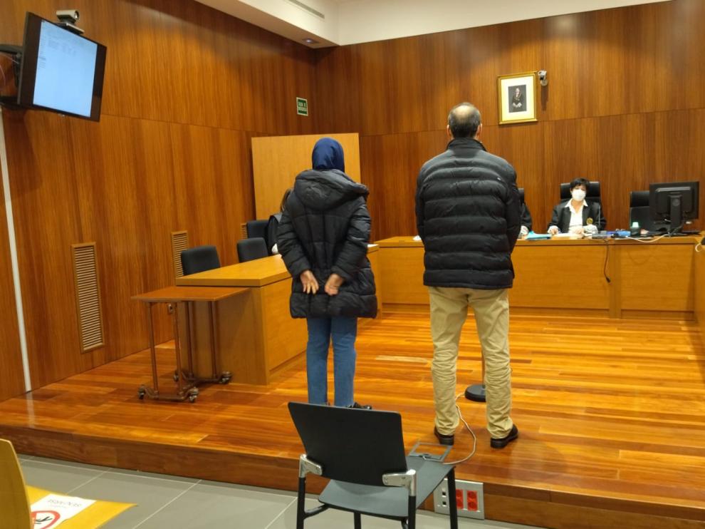 El acusado declaró ante el tribunal asistido por una intérprete de árabe.