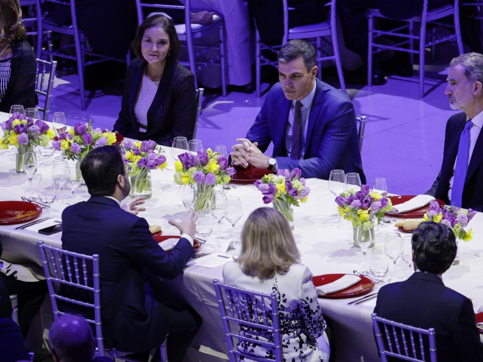 Pere Aragonés, Pedro Sánchez y el rey Felipe VI durante la cena de inauguración del Mobile World Congress.