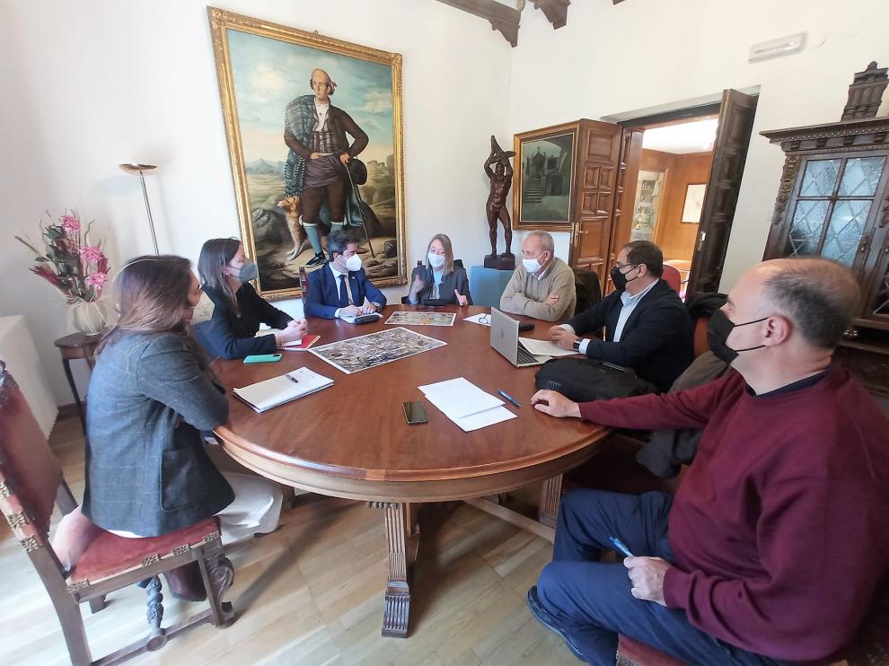 Reunión del alcalde de Huesca, Luis Felipe, con la La directora general de Acuaes, María Rosa Cobo.