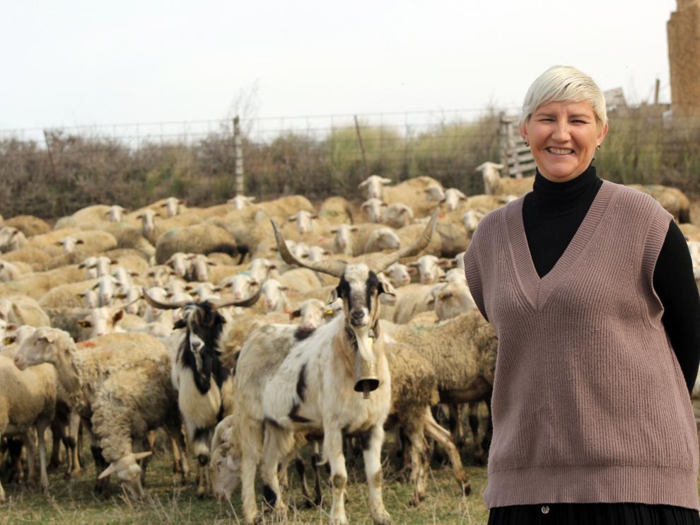 Rosa Sabés, en una explotación de ovino de Sena, con la que trabajará en su estreno como empresaria.