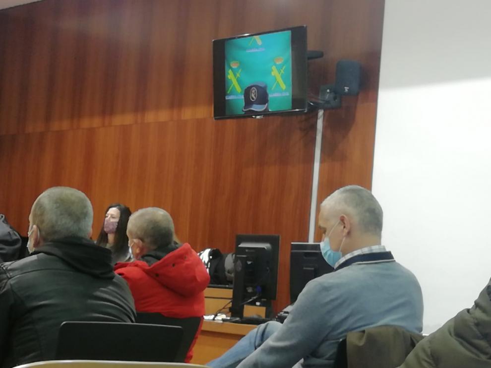 Lars Sepúlveda, de azul, durante el juicio, escucha la declaración de uno de los agentes encubiertos a través de una pantalla.