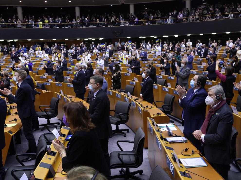 Miembros del Parlamento Europeo aplauden durante la sesión especial sobre Ucrania.