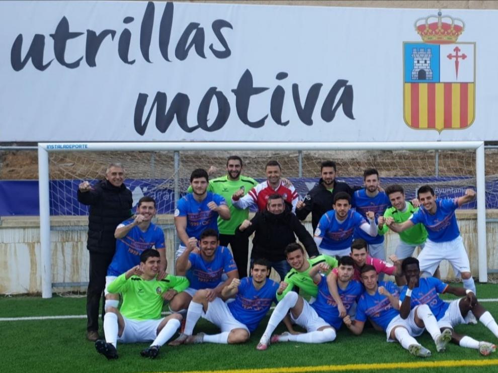 La plantilla del Utrillas, con las camisetas del Valencia.