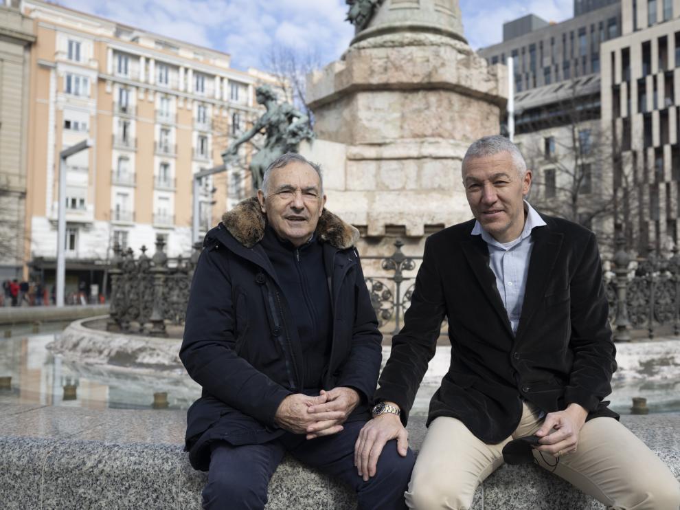 José Luis Violeta y Xavi Aguado dialogan en la plaza de España de Zaragoza.