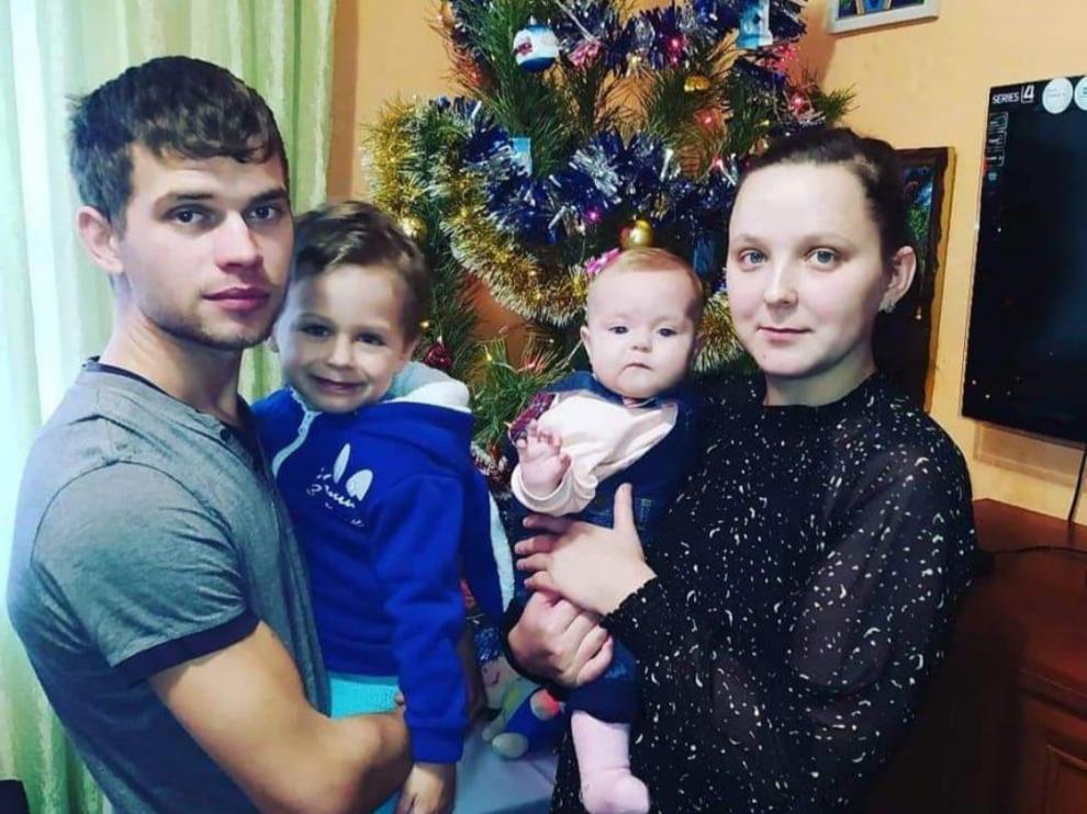 Kolia e Irina, con sus hijos Iván, de 5 años, y Ana, de solo 7 meses.
