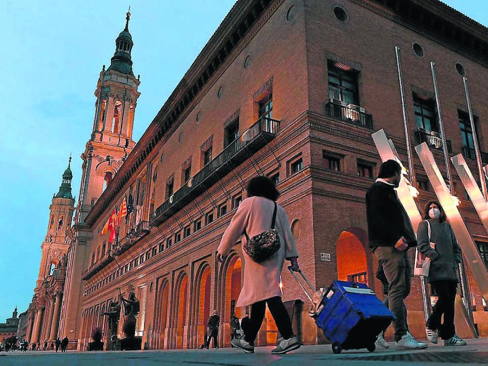 Vista del Ayuntamiento de Zaragoza con iluminación exterior