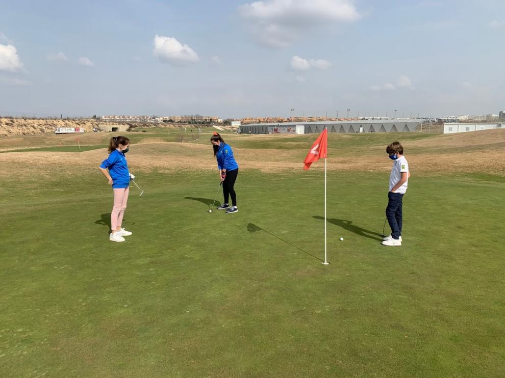 La escuela de golf de Arcosur tiene 122 niños.