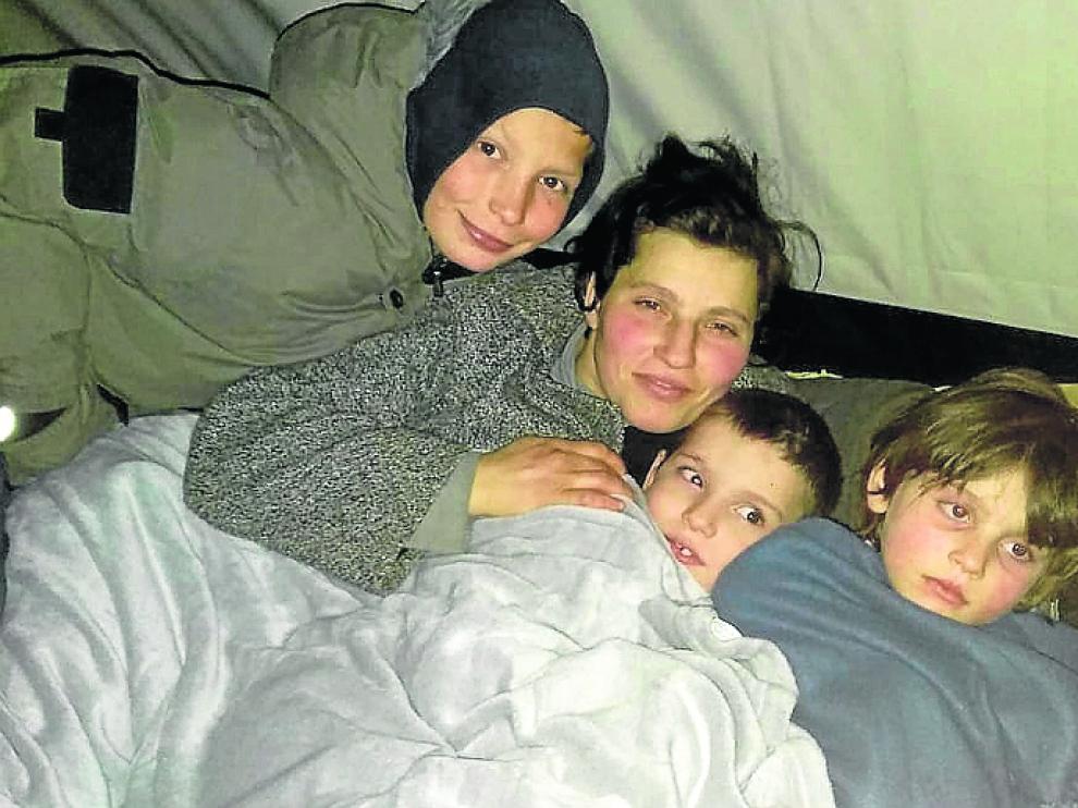 Olena con sus tres hijos en la frontera de Ucrania, antes de cruzar