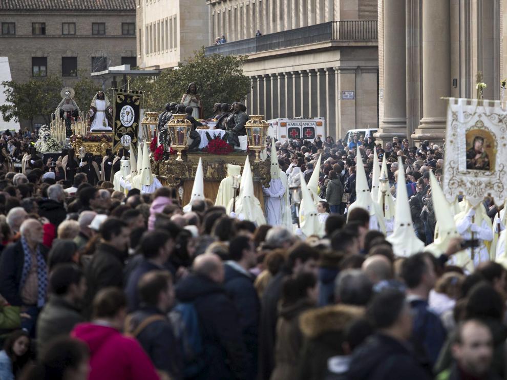 Parte de la procesión del Santo Entierro, a su paso por la plaza del Pilar, en 2019.