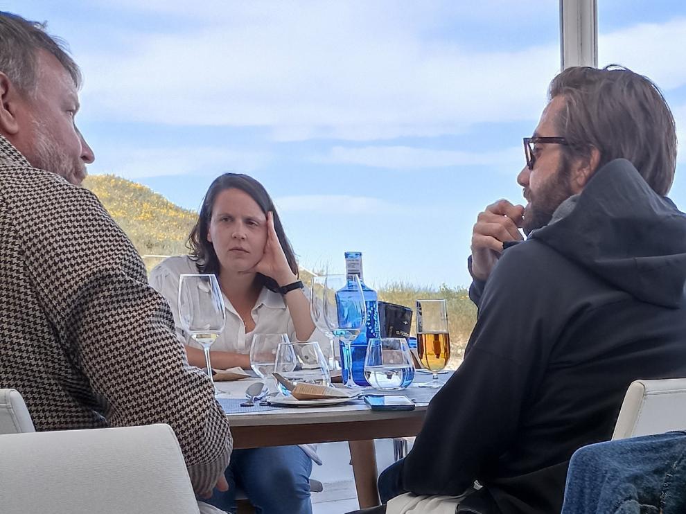 Guy Ritchie, a la izquierda, conversa con Jake Gyllenhaal (derecga, con gafas y barba) en un restaurante valenciano, hace unos días.