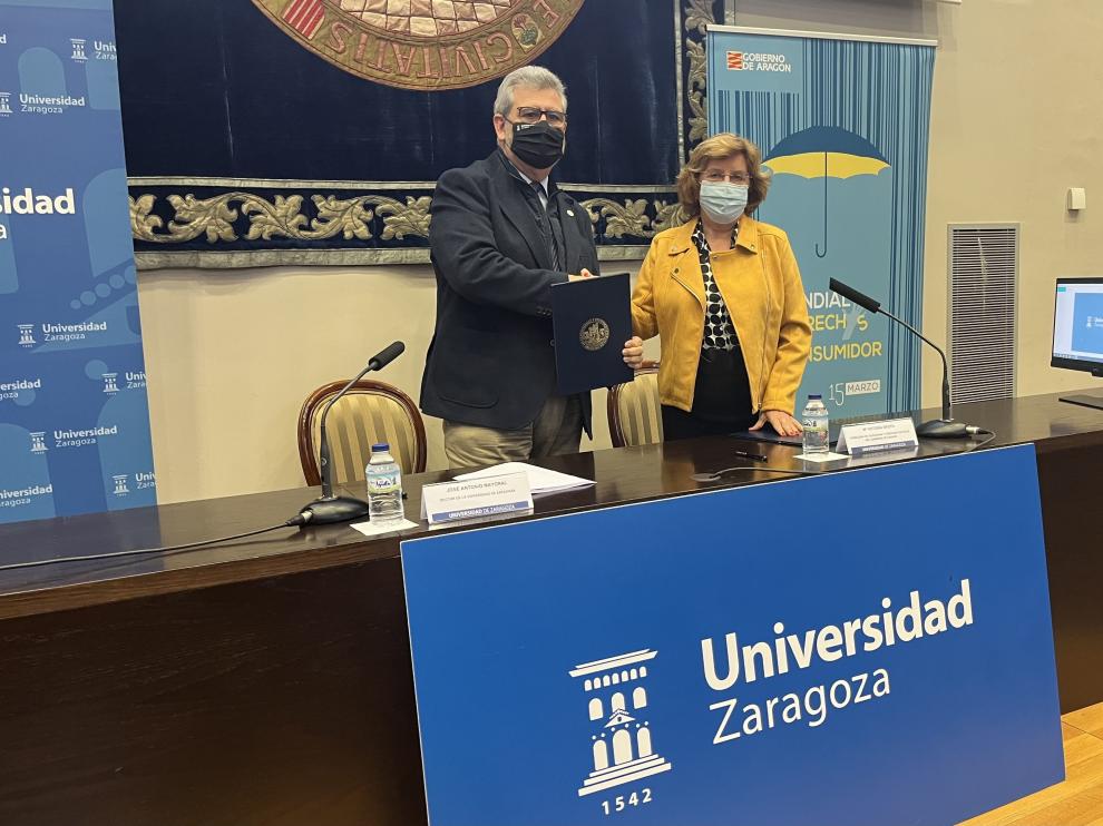 Mayoral y Broto tras la firma del convenio.