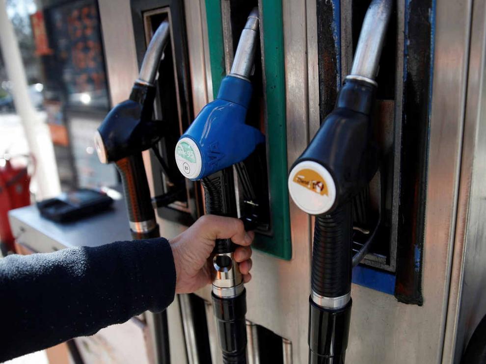 Un hombre se dispone a repostar en una gasolinera de Madrid.