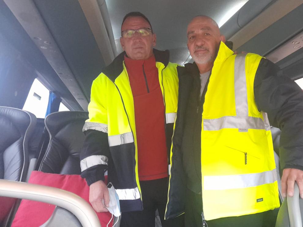 José Manuel Villarroya y Gabriel Caffa conducen el autobús que traerá a los refugiados a Utrillas.