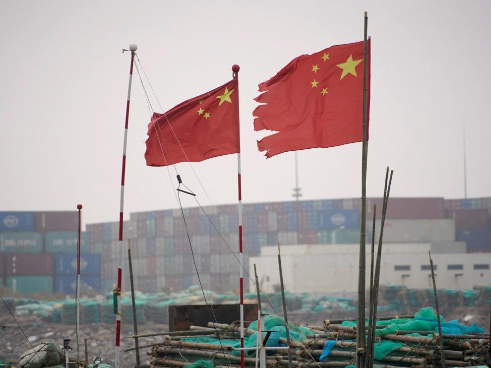 Banderas chinas en un puerto de Shanghai.