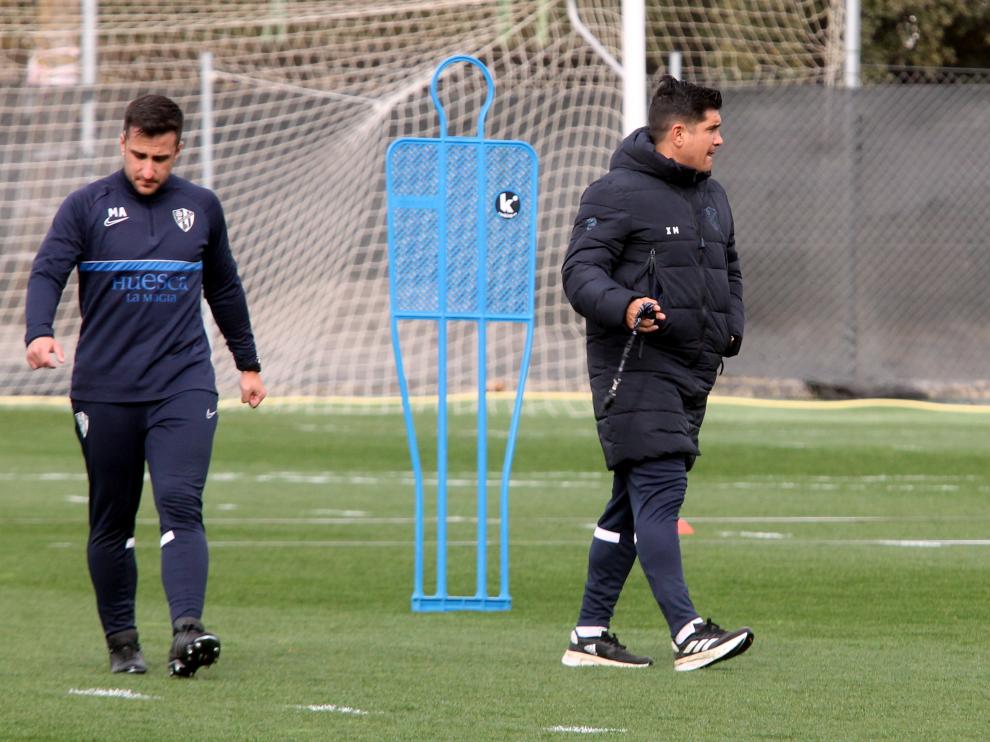 Xisco Muñoz, a la derecha, en el entrenamiento de este martes.