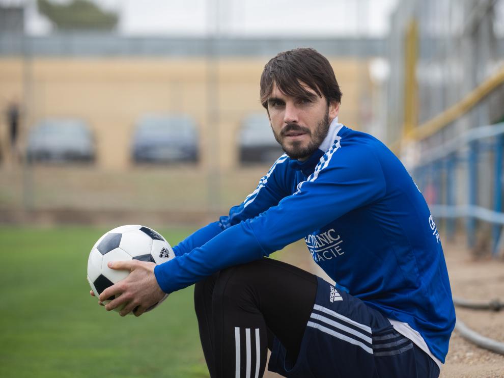 Eugeni Valderrama, este martes, posando después del entrenamiento en la Ciudad Deportiva.