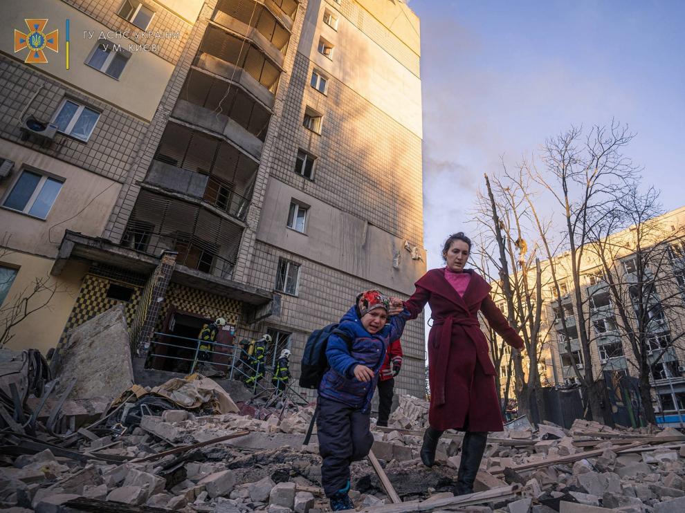 Evacuación entre escombros en Kiev.