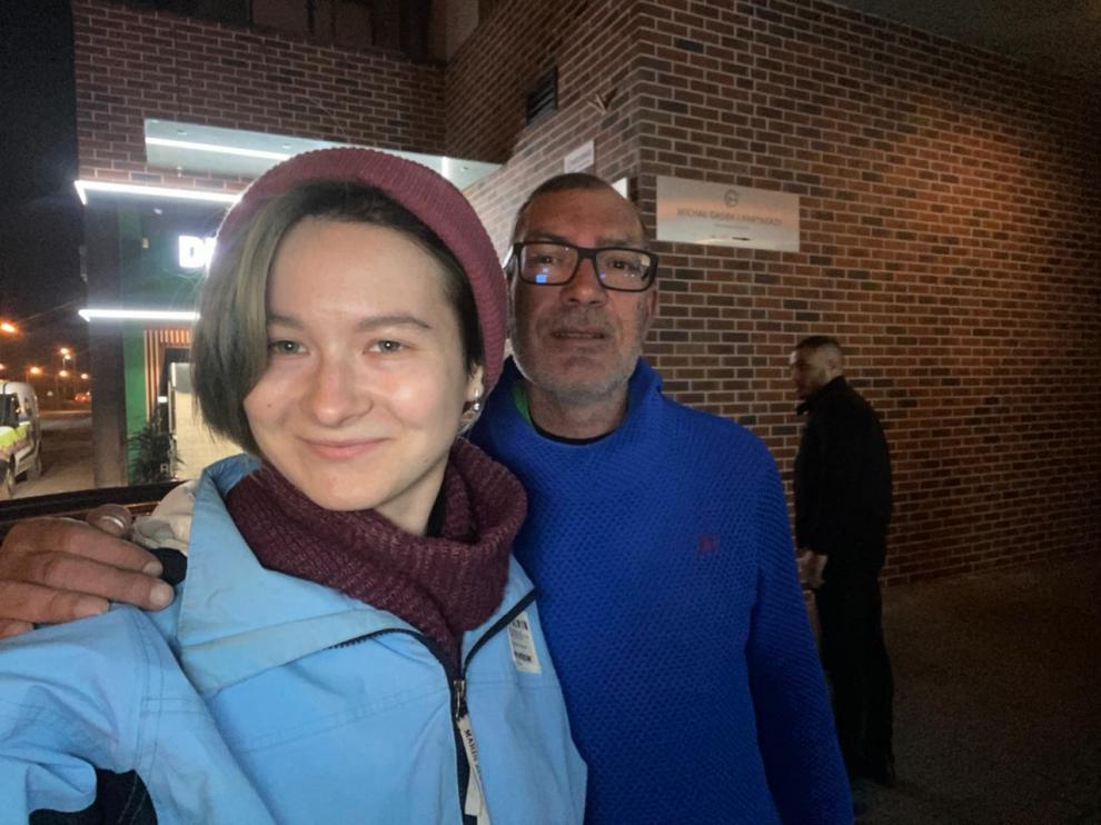 Pedro Val junto a Sasha, la joven ucraniana que llevó hasta Cracovia.