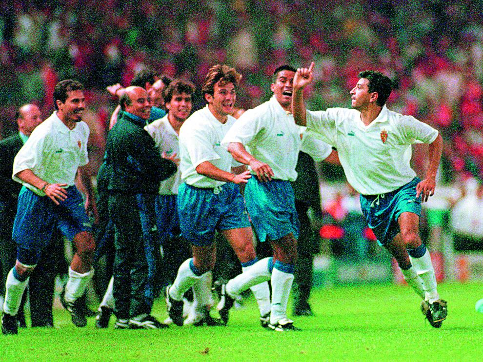 Nayim celebra el gol que le valió al Real Zaragoza la Recopa de Europa de 1995.