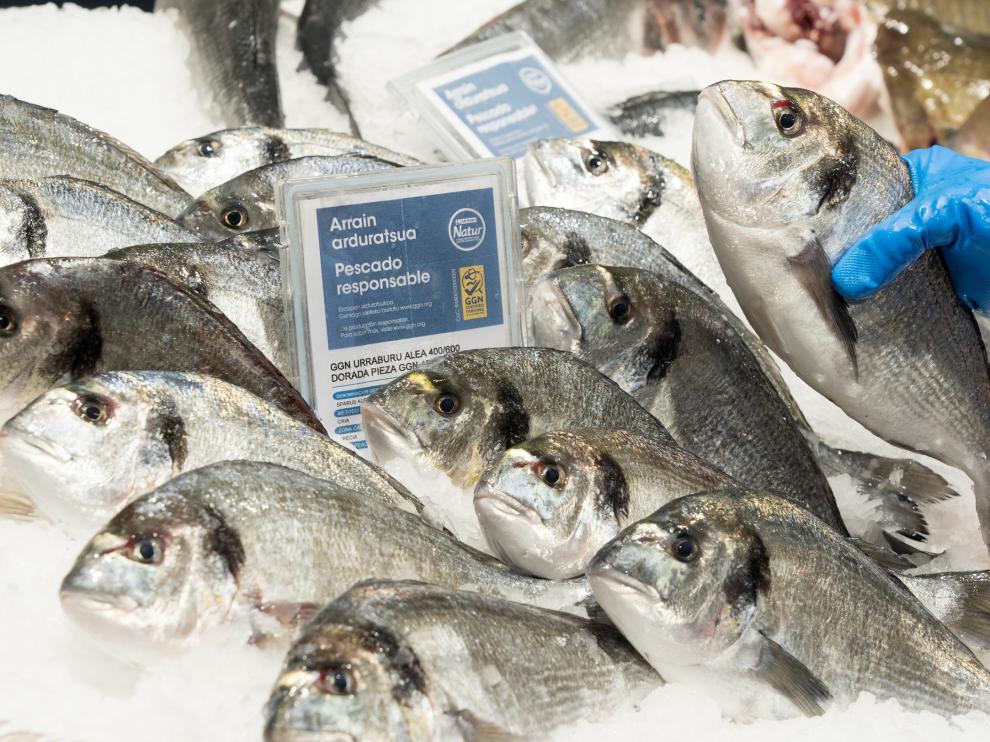 Eroski comercializa más de 150 especies de pescado sostenible entre frescos, congelados, conservas y comida para mascotas.