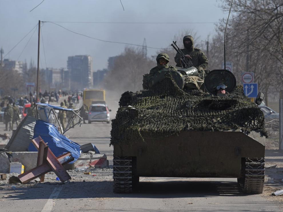 Militares rusos en un carro de combate, este sábado en la ciudad ucraniana de Mariupol.