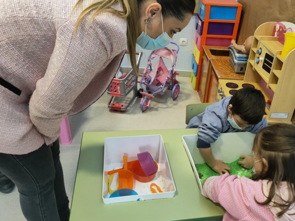 La consejera Maru Díaz ha visitado el colegio de Malón, donde estudian 26 niños y niñas