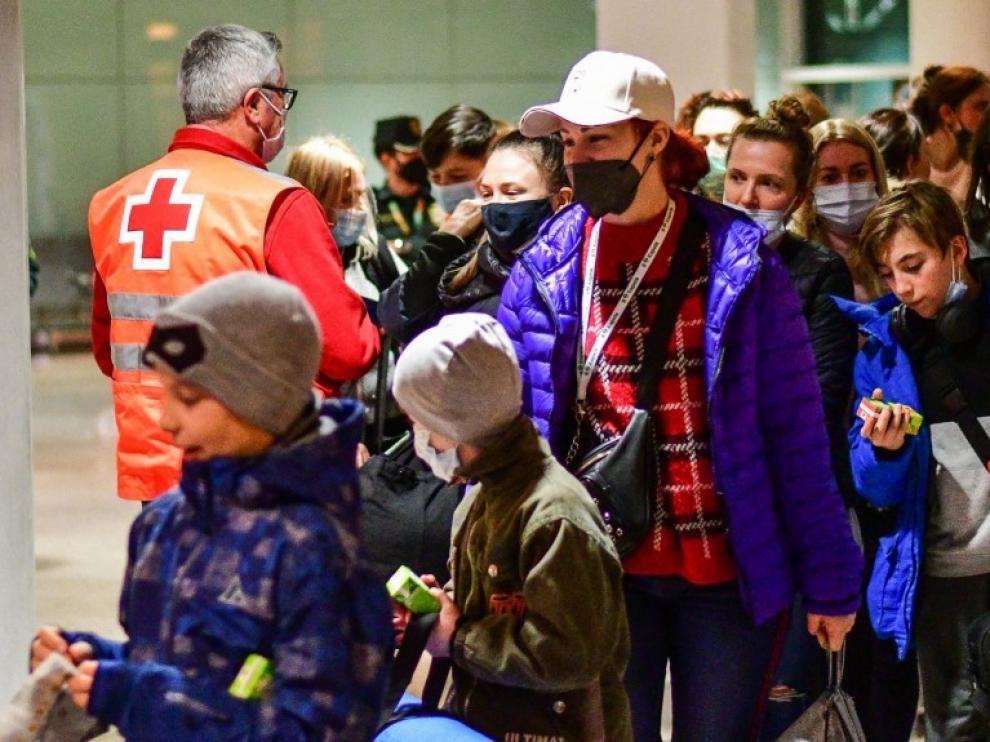 Llegada de refugiados ucranianos a Barcelona tras viajar en un avión fletado por la SD Huesca.