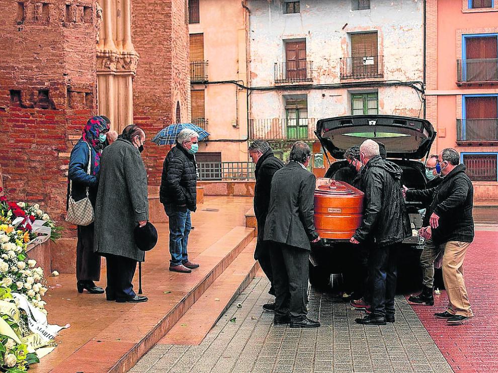 Los restos mortales del tenor Bernabé Martí, a su llegada a la iglesia de San Pedro Apóstol