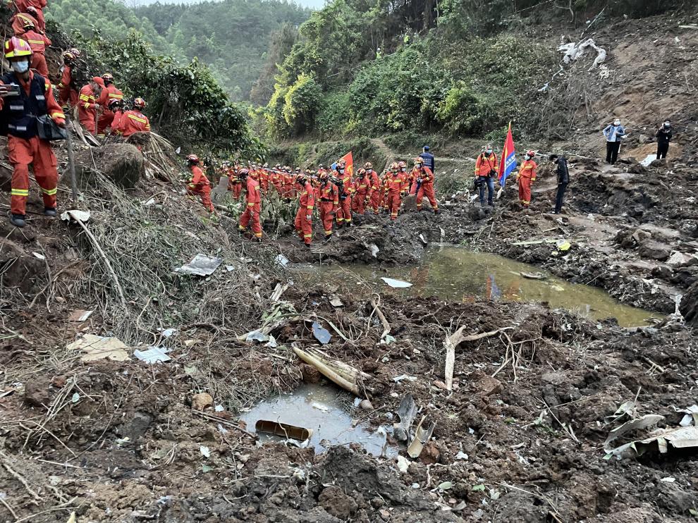 Trabajos de búsqueda y rescate tras el siniestro del avión de la aerolínea China Eastern Airlines en el sur de China.