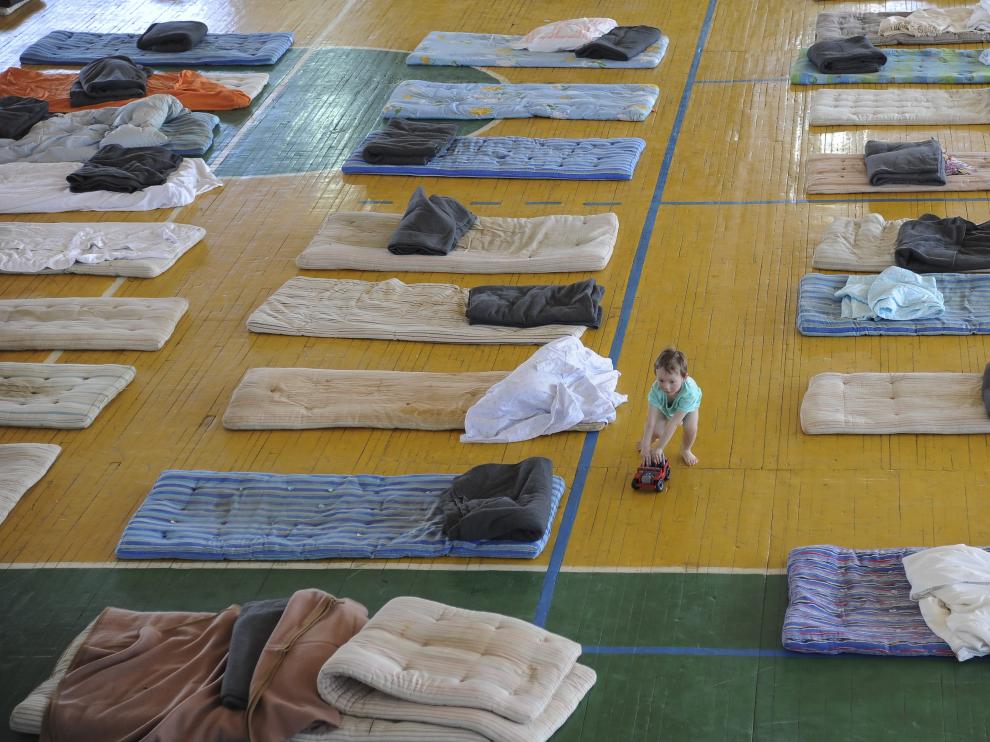 Refugiados de diferentes lugares de Ucrania viven en un gimnasio en la ciudad de Lviv