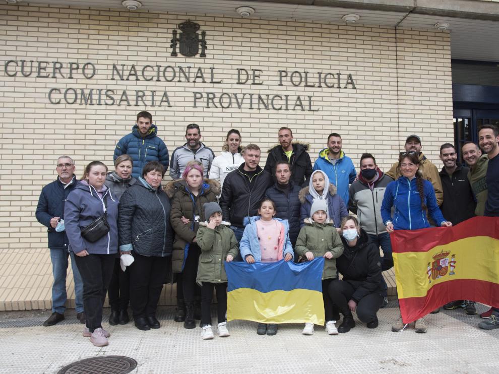 Una foto de los participantes en la caravana con los refugiados que han traído hasta Huesca.