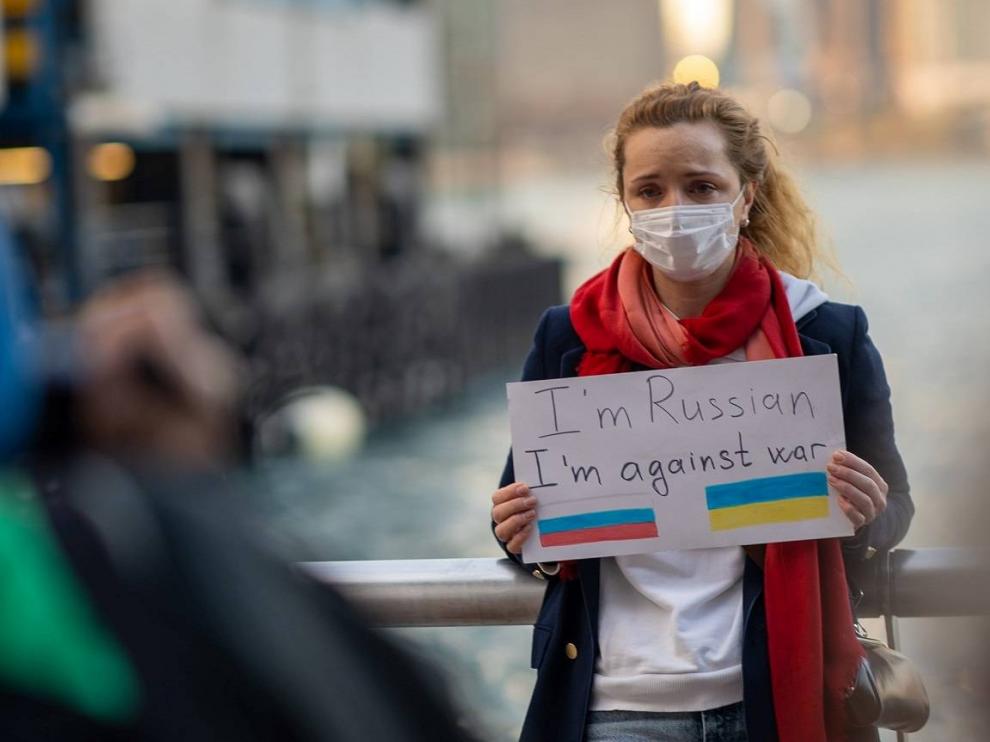 Mujer rusa sujeta un cartel en contra de la Guerra en Ucrania.