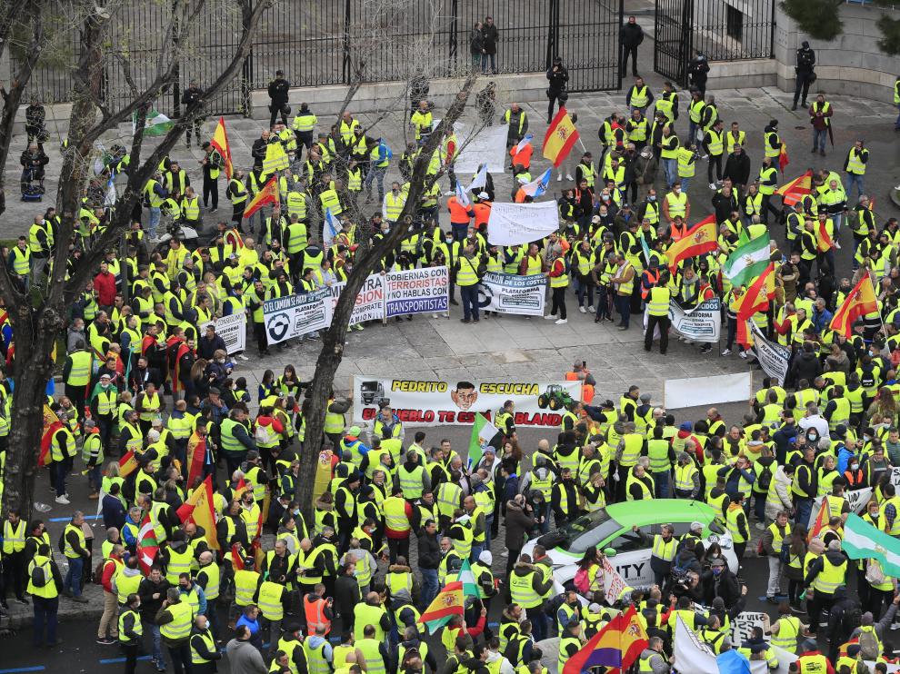 Los huelguistas se manifiestan a estas horas frente al Ministerio de Transportes a pesar del acuerdo alcanzado con el Gobierno.