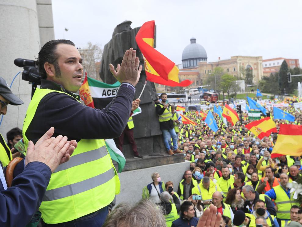 Manuel Hernández se dirige a los asistentes a la protesta de transportistas este viernes en Madrid