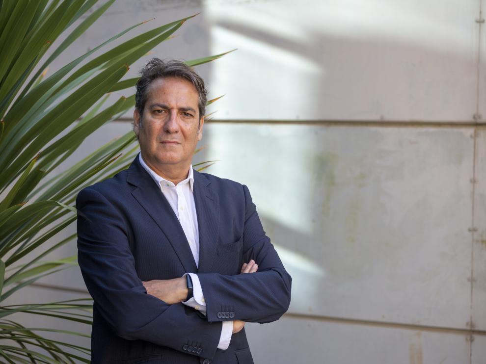 Manuel Júlvez ha entrado por la puerta grande las letras, y lo ha hecho seduciendo al lector.