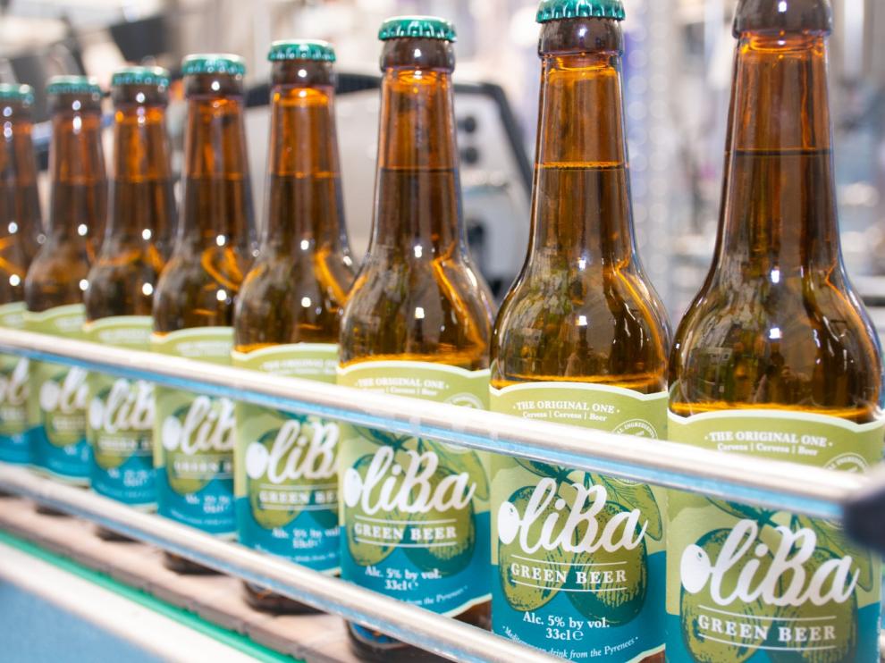 Unas botellas de la cerveza de Oliba Green Beer.