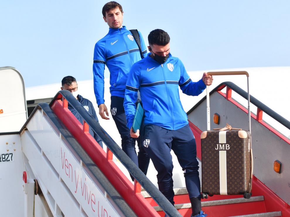 Joaquín Muñoz y Mosquera bajan del avión tras aterrizar en Málaga.