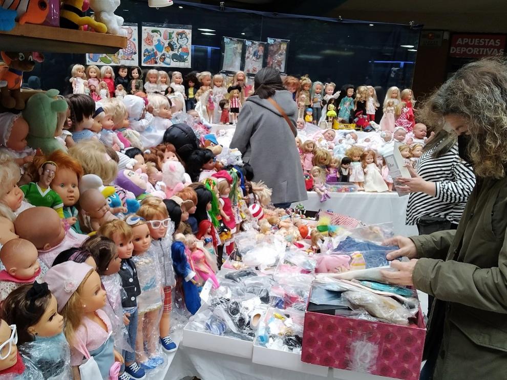 Expositor de muñecas de la Feria Juguetear en el Caracol, con el Neng haciendo las veces de Wally.