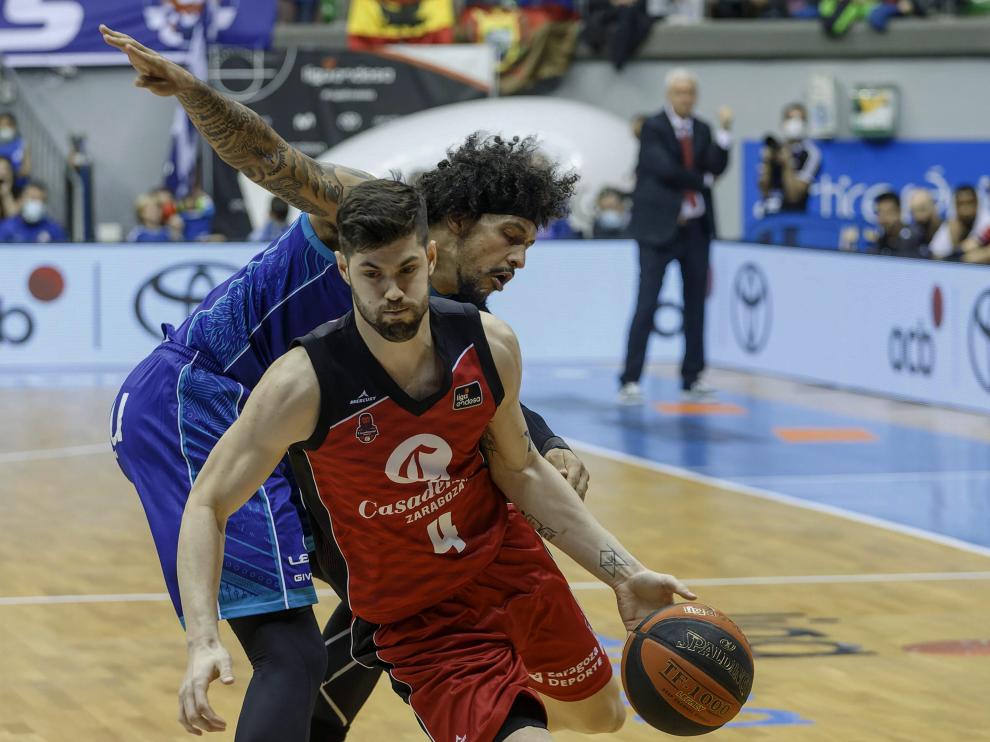 Santi Yusta (Casademont) y Julian Gamble (Burgos) en una de las jugadas del partido