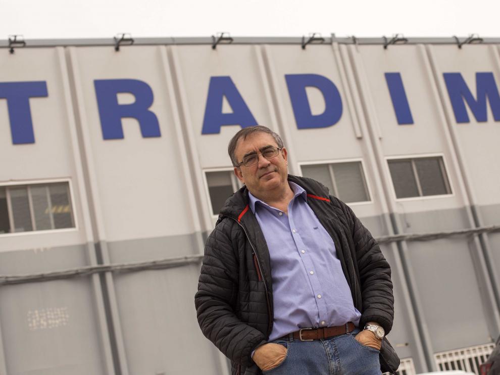 José Antonio Moliner, presidente de Tradime (Asociación discreccional de transportes de mercancías por carretera), delante de la sede de la organización en la Ciudad del Transporte de Zaragoza.