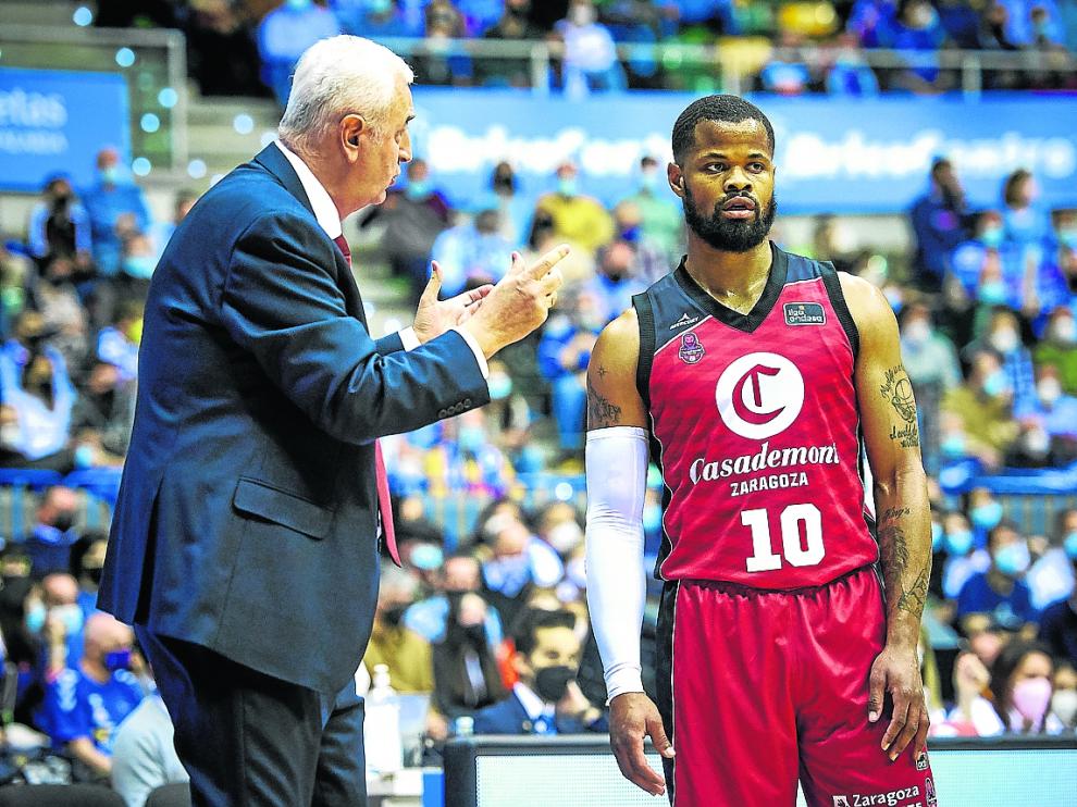 El técnico Dragan Sakota da instrucciones a Omar Cook en el partido ante el Burgos.
