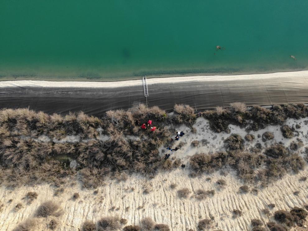 Imagen de dron del rescate del cuerpo del cazador en la balsa