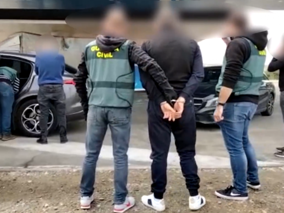 Instante en el que la Guardia Civil detiene al líder de la banda