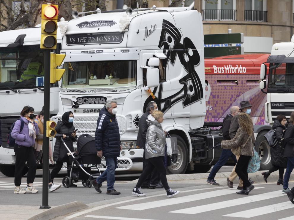 Protesta de los camioneros por el centro de Zaragoza el miércoles pasado.