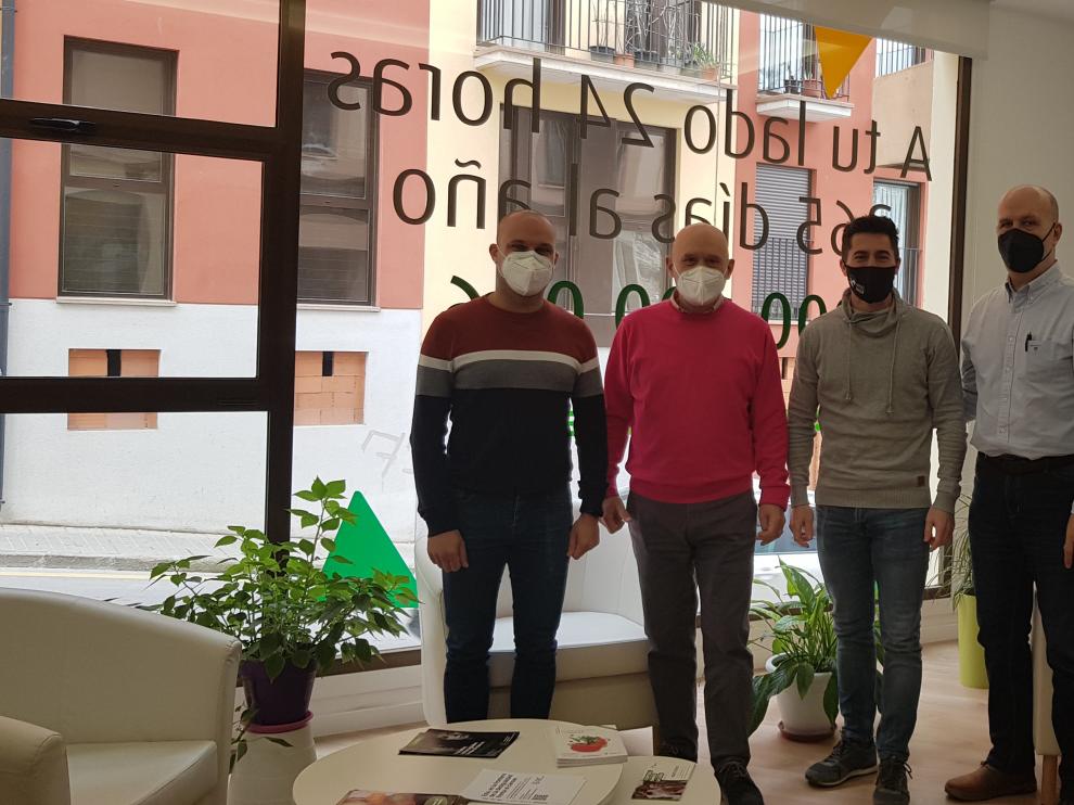 Representantes del Ayuntamiento de Teruel, del Club Voleibol Teruel y de la Asociación contra el Cáncer en Teruel, tras recibir la aportación.