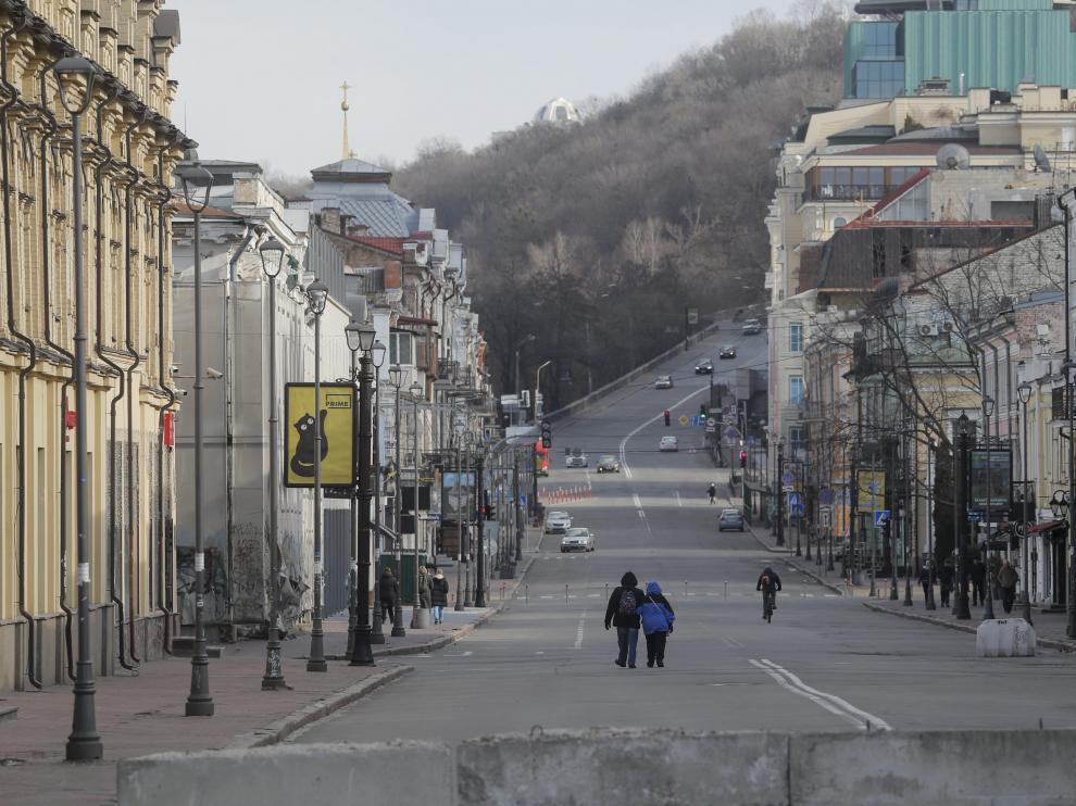 Ciudadanos recorren las calles de Kiev este domingo.